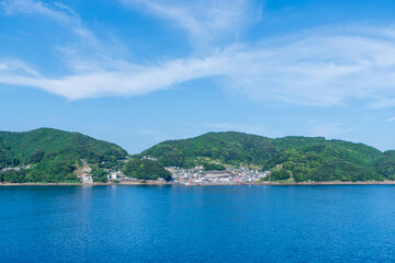 青い海と緑の山々に囲まれた小さな町