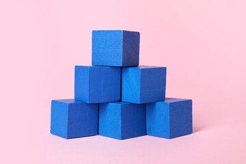 Obraz premium Many blank blue cubes on pink background