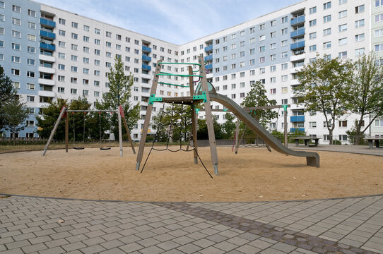 leerer Spielplatz, Plattenbau, Platte, sozialer Wohnungsbau, Siedlung, Jena, Th&uuml;ringen, Deutschland, Europa