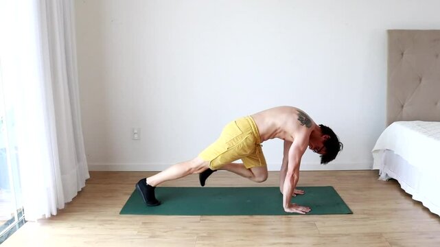 homem faz exercicio abdominal 