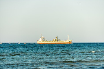 Urlaubsfeeling mit etwas Spätsommerfeeling am wunderschönen weißen Sandstrand von Warnemünde vor den Toren von Rostock - Mecklenburg Vorpommern - Deutschland