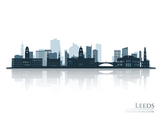 Naklejka premium Leeds skyline silhouette with reflection. Landscape Leeds, United Kingdom. Vector illustration.