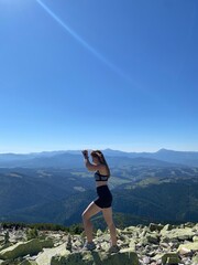 Naklejka premium woman on the top of mountain