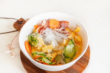 ヘルシーな春雨サラダ作り