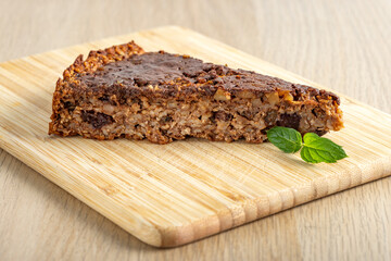 Oat, apple and raisin cake with chocolate