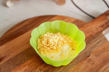 シリコンカップに入れたマヨネーズと粉チーズ