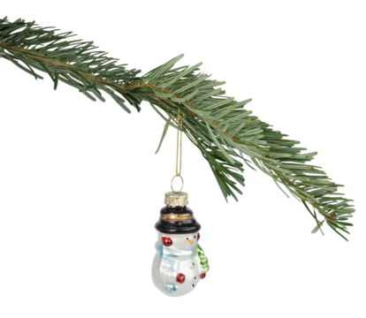 Boule de Noël en forme de bonhomme de neige accrochée à une branche de sapin