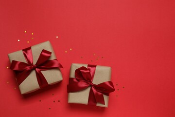 Obraz premium Beautiful gift boxes with confetti on a colored background