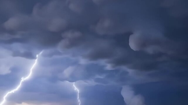 Orage roulant au-dessus des champs