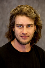 Fototapeta premium a man with a black shirt that says he's wearing a black shirt