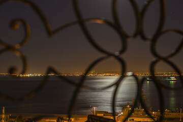 Vista para Almada atrav&eacute;s duma janela