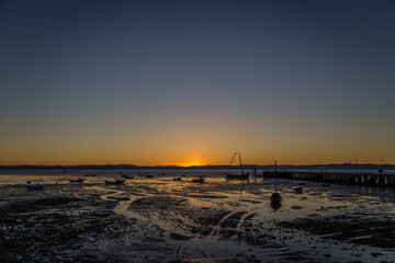 Por do sol na mar&eacute; baixa de Alcochete