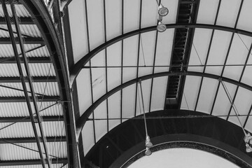 Fototapeta premium image is a black and white photo of a building with a large archway