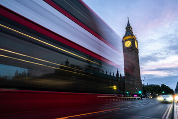 Explora la magia de Londres a través de sus calles vibrantes y llenas de vida. Desde la grandeza histórica del Big Ben y el majestuoso Puente de la Torre, hasta las modernas calles de la City, con sus © David