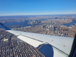 Panorama Ansicht der Skyline voller Wolkenkratzer in New York City vom Fenster eines landenden...