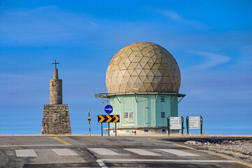 Naklejka premium Vista panorâmica da Serra da Estrela, com seus imponentes picos rochosos, vastos campos verdes e céu claro, oferecendo uma paisagem tranquila e natural da maior montanha de Portugal.