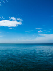 Obraz premium Landscape beautiful summer season vertical horizon look view tropical shore open sea cloud clean and blue sky background calm nature ocean wave water nobody travel at thailand chonburi sun day time