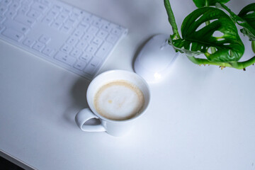 Kaffeetasse und Tastatur  - Homeoffice, Büro
