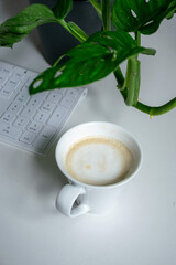 Kaffeetasse und Tastatur  - Homeoffice, Büro