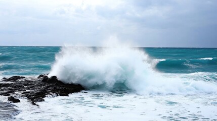 Obraz premium Dynamic Ocean Waves Crashing on Rocky Shoreline