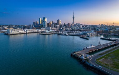 Naklejka premium Downtown Auckland city skyline at sunset, Auckland, New Zealand.