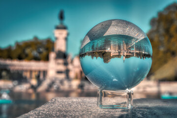 El parque del retiro encerrado en bola de cristal © Julio García