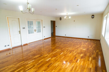 salon de departamento con puertas corredizas y piso de madera