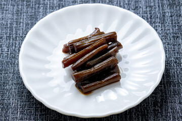 小皿にのせられた、きゃらぶき。
