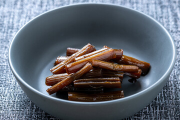 小鉢に入れられた、きゃらぶき。
