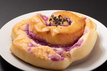 紫いもパン