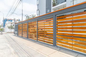 puerta de estacionamiento de madera 