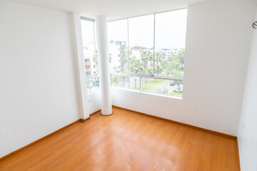habitacion blanca vacia  y piso de madera