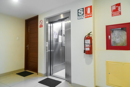 lobby de departamento con ascensor