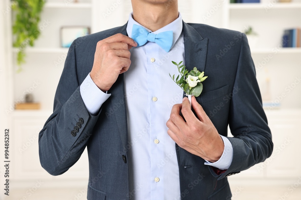 Poster Groom in suit with stylish boutonniere indoors, closeup