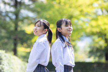 振り返って微笑む学生　Student looking back and smiling