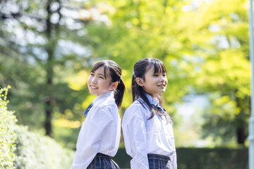 振り返って微笑む学生　Student looking back and smiling