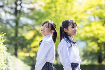 振り返って微笑む学生　Student looking back and smiling