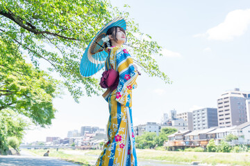 京都鴨川と浴衣の女性
