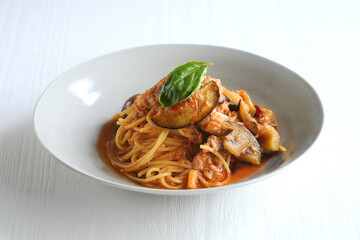 ナスとツナのトマトソースのパスタ