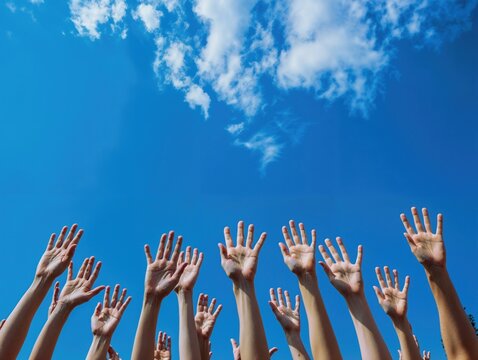 M&atilde;os unidas em s&uacute;plica, erguidas ao c&eacute;u, transmitindo f&eacute;, esperan&ccedil;a e a busca por conex&atilde;o espiritual. Um momento de profunda devo&ccedil;&atilde;o e uni&atilde;o