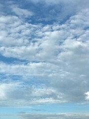 Obraz premium clear blue sky with scattered cloud in the middle of the day