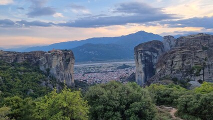 Obraz premium meteora churches in kalampaka city greece sunset time