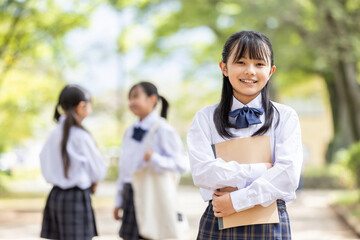 制服を着た笑顔の学生