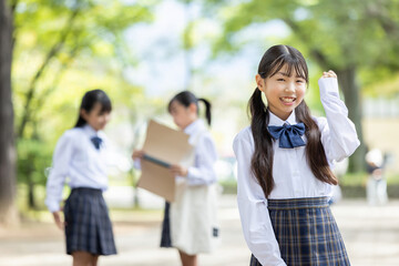 制服を着てガッツポーズする笑顔の学生