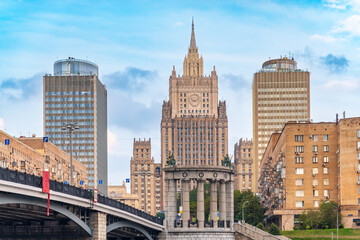 Obraz premium Borodinsky Bridge and Ministry of Foreign Affairs of Russia main building in Moscow. Russia