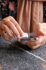  cleaning mobile phone display for preventing virus 