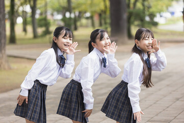 制服を着た笑顔の女子学生