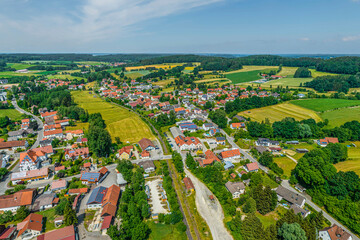 Blick auf Langenneufnach in den Stauden in Bayerisch-Schwaben im Sommer