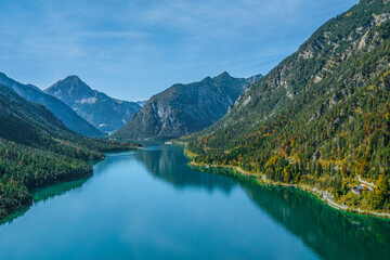 Der idyllisch gelegene Plansee in Tirol aus der Luft