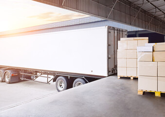 Container Trailer Trucks Loads Bulk of Package Boxes at Warehouse Dock. Container Shipping. Distribution Warehouse, Supply Chain, Supplies Shipment Goods. Freight Truck Logistics Cargo Transportation.